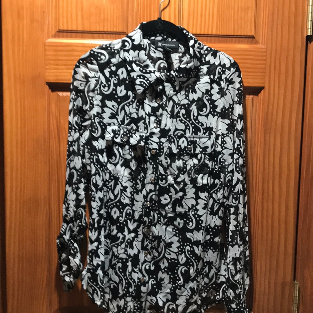 Woman’s INC long sleeved two piece top.